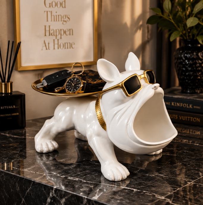 Frenchie Tray bulldog met dienblad en sleutels in interieur