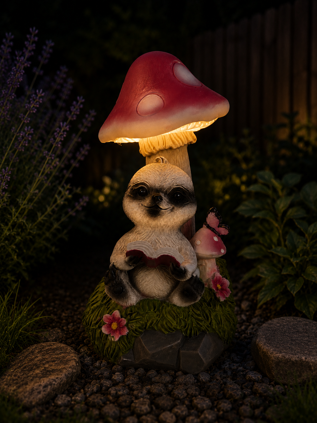 Luiaard solarlamp met verlichte paddenstoel in de tuin