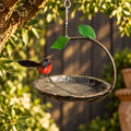 Hangend metalen vogelbad met roodborstje voor in de tuin