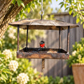 Hangend metalen vogelbad met roodborstje voor in de tuin