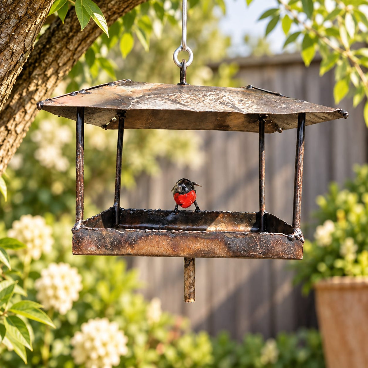 Hangend metalen vogelbad met roodborstje voor in de tuin